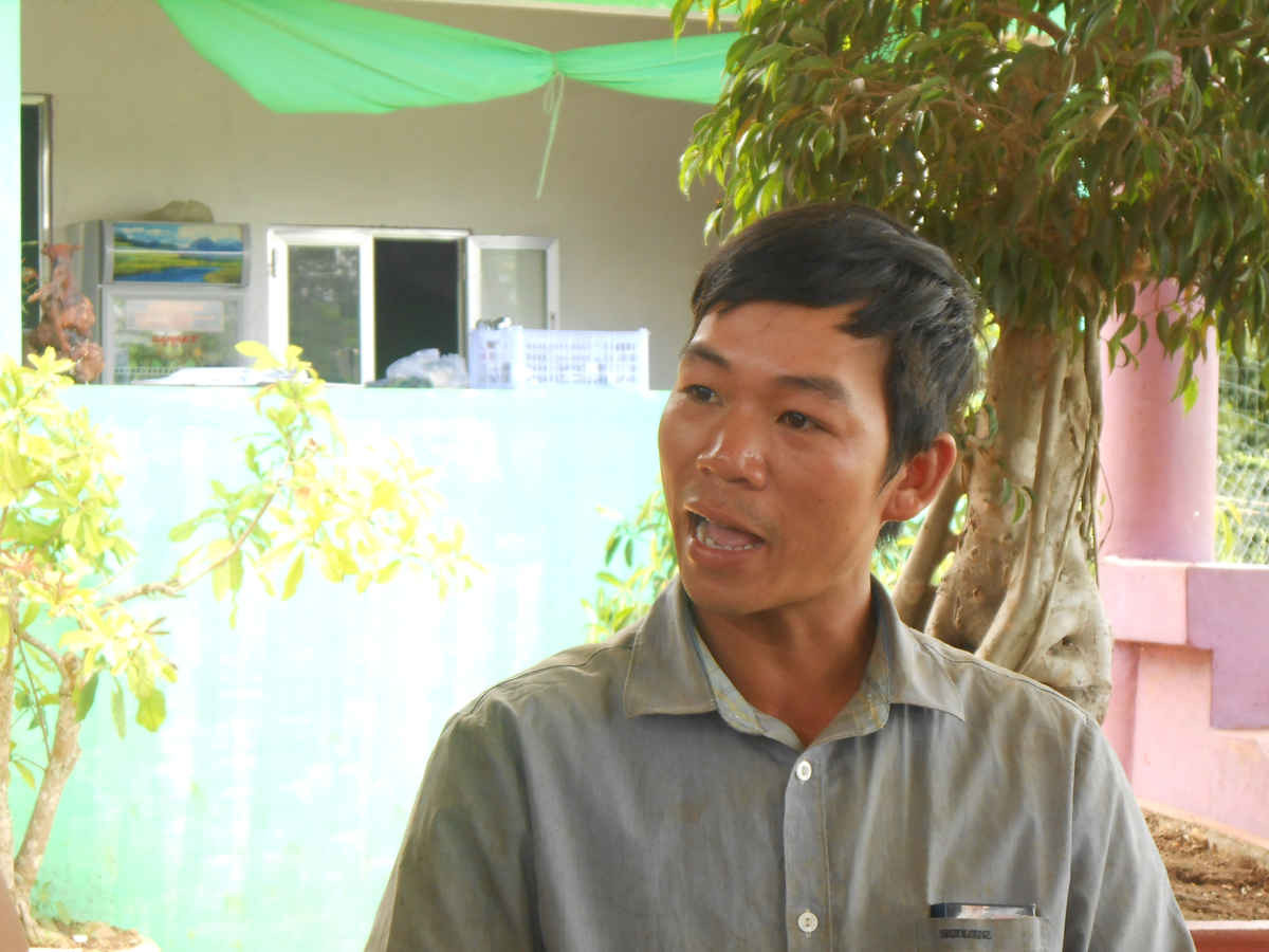 Ông Bùi Văn Mười (36 tuổi, trú thôn 8, xã Tân Thanh), cũng xác nhận trong suốt buổi sáng ngày 24/4/2015, chính Tài đã có mặt cùng với ông lợp mái tôn quán ăn nhà ông Tam