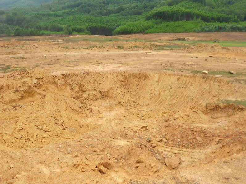 Lòng hồ Phú Thạnh trở nên tan hoang sau khi các doanh nghiệp đưa máy đào, xe ben vào khai thác đất bừa bãi
