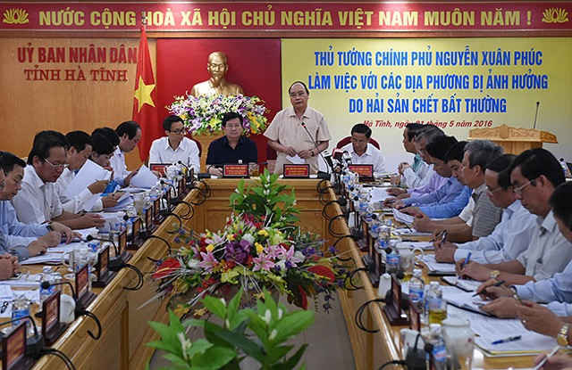 Thủ tướng Chính phủ Nguyễn Xuân Phúc làm việc với lãnh đạo các bộ, ngành TƯ và 4 tỉnh miền Trung về hiện tượng cá chết bất thường hồi tháng 5/2016 - Ảnh: Việt Hùng