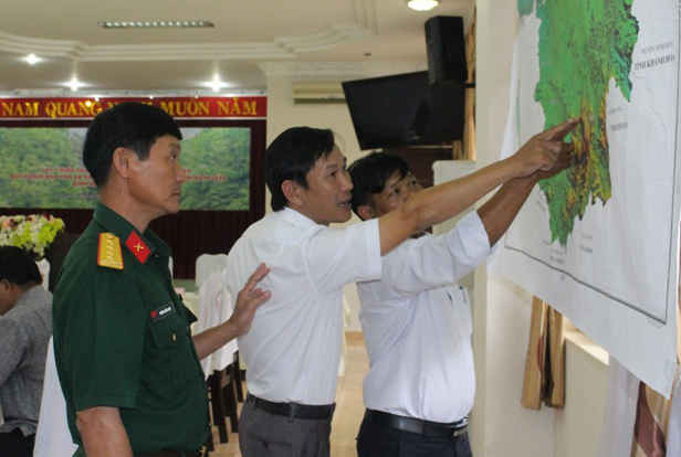 Các đại biểu tham khảo các phương án trong dự thảo quy hoạch bảo tồn đa dạng sinh học tỉnh Đắk Lắk