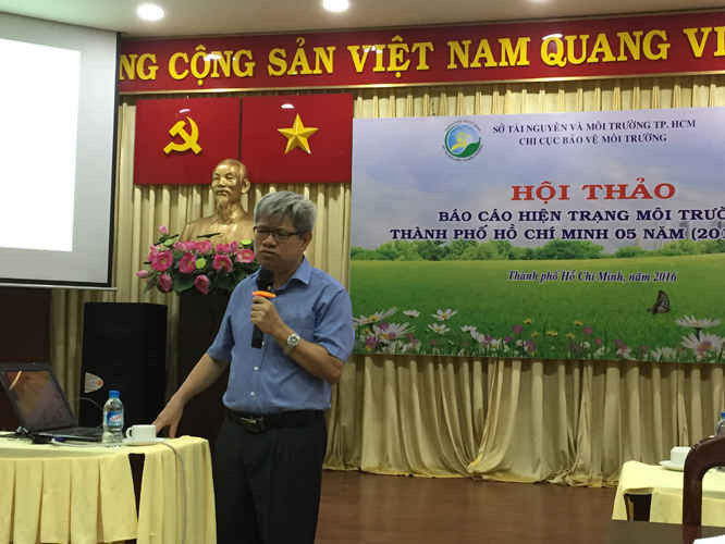 Ông Phùng Chí Sỹ, Giám đốc Trung tâm công nghệ môi trường ENTEC, đơn vị tư vấn trình bày những điểm chính của dự thảo Báo cáo hiện trạng môi trường TP.Hồ Chí Minh giai đoạn 2011 - 2015