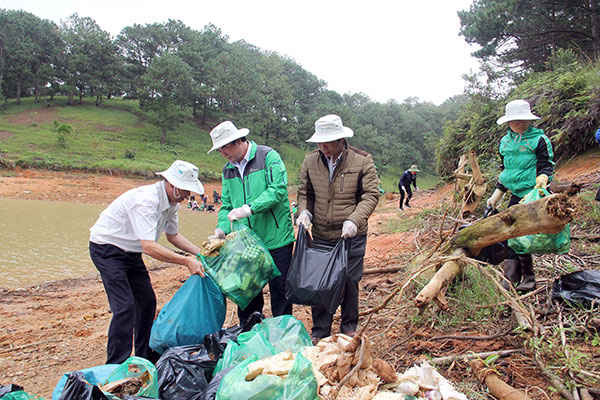 Phó Chủ tịch UBND tỉnh Lâm Đồng – ông Phạm S (đứng giữa) cùng tham gia thu gom rác thải nông nghiệp