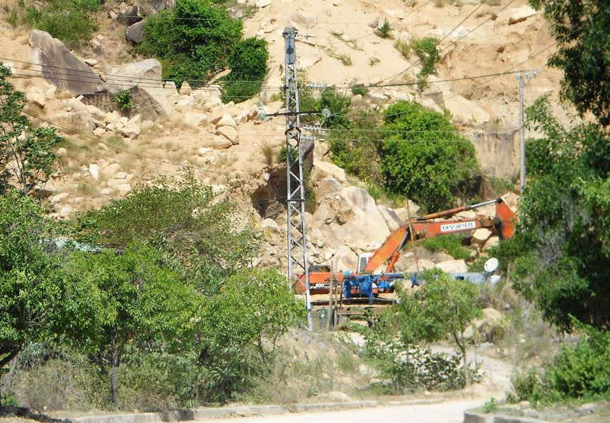 Phương tiện xe cơ giới được huy động cho việc khai thác đá không phép tại khu vực phía Nam núi Hòn Chà