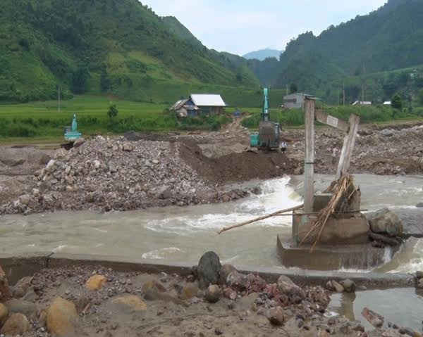 Do ảnh hưởng hoàn lưu bão số 3 mưa lũ lớn xuất hiện ở xã Nậm Xây , huyện Văn Bàn ( tỉnh Lào Cai) làm chết 7 người ở vùng mỏ vàng Mà Sa Phìn và phá hỏng hoàn toàn cầu treo qua suối và làm  nhiều điểm đường bị sạt lở.