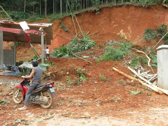 Mưa lớn sạt lở đất đã làm hư hỏng xưởng gạch của gia đình ông Bùi Văn Thân, xã Bình Thuận