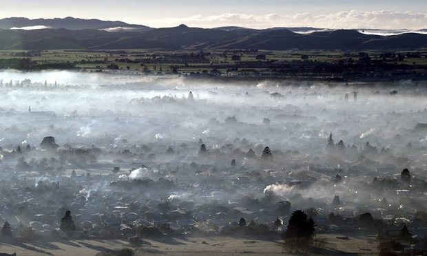 Khói từ bếp lò đốt củi bay lơ lửng trong không khí ở một thị trấn của New Zealand. Ảnh: IWSRN