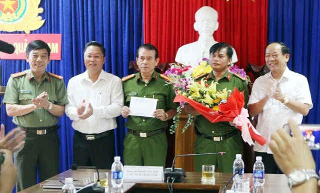 Chủ tịch UBND tỉnh Quảng Nam Đinh Văn Thu thưởng nóng cho Ban chuyên án điều tra vụ phá rừng pơ mu