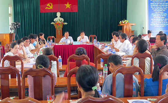 Tại buổi đối thoại, ông Trần Văn Mai - Chủ tịch UBND huyện Đại Lộc, trong số 17 hộ thì chỉ có 10 hộ được cấp đất, số hộ còn lại địa phương xác định đã có đất ở nơi khác