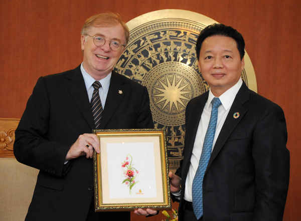 Bộ trưởng tặng quà Đại sứ nhân dịp ông kết thúc nhiệm kỳ công tác tại Việt Nam