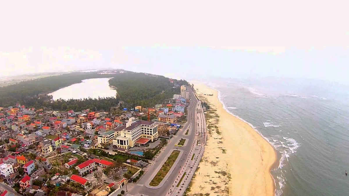 Cửa biển Nhật Lệ - Quảng Bình - Ảnh: Nguyễn Chiến (Flycam)