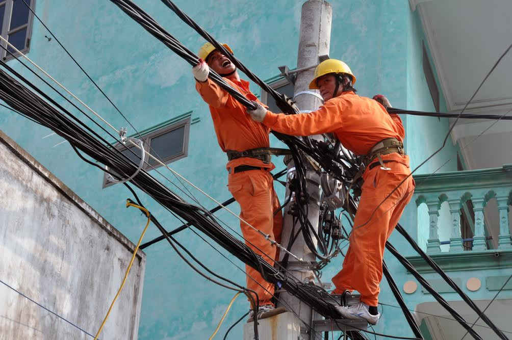 Công nhân Công ty Điện lực Hoài Đức củng cố lưới điện đảm bảo câp điện an toàn trong mùa mưa bão 2016 – Ảnh: Hoa Việt Cường