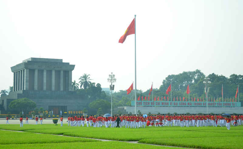 Tại Khu vực Lăng Chủ tịch Hồ Chí Minh, đã được trang hoàng cờ hoa rực rỡ sẵn sàng cho ngày chào mừng Quốc Khánh 2/9