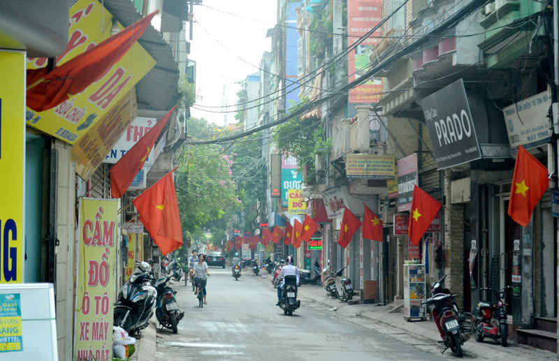 Tai khu phố nhỏ cờ đỏ sang vàng đã tung bay phía mặt tiền các ngôi nhà