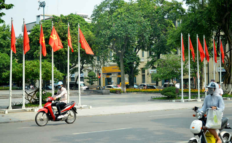 Khu vực trước cửa tượng đài Lý Thái Tổ cũng đã sẵn sàng cờ hoa cho ngày lễ lớn của dân tộc