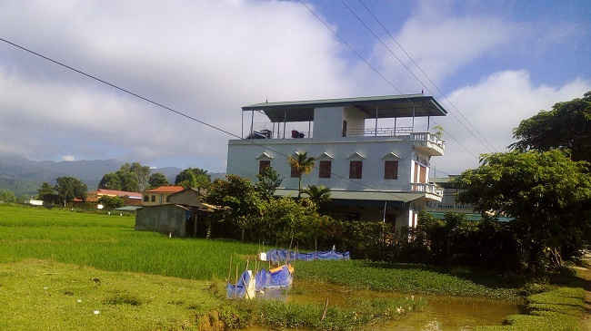 Những ngôi nhà được xây dựng kiên cố tại khu bãi màu xã Thanh Hưng, huyện Điện Biên