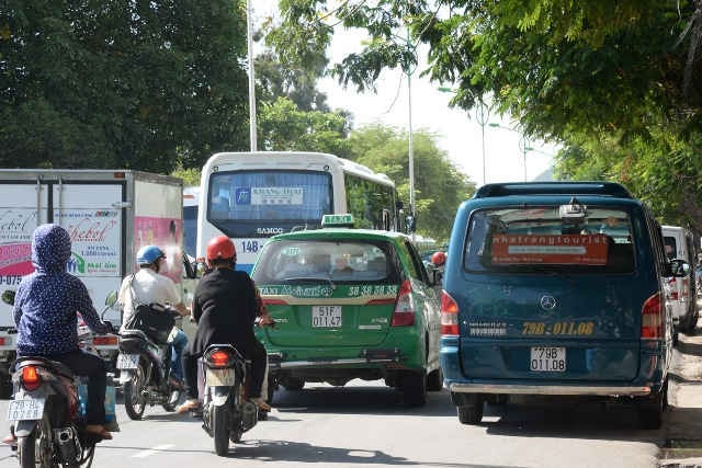 Ách tắc giao thông xảy ra thường xuyên tại khu vực 100 Trần Phú, Nha Trang