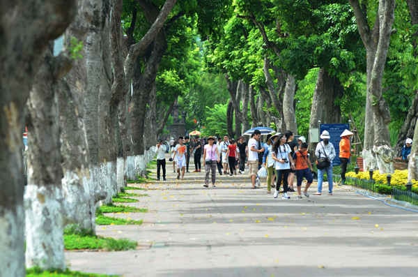 Và cũng là tuyến phố chính thuộc tuyến phố đi bộ xung quang Hồ Gươm