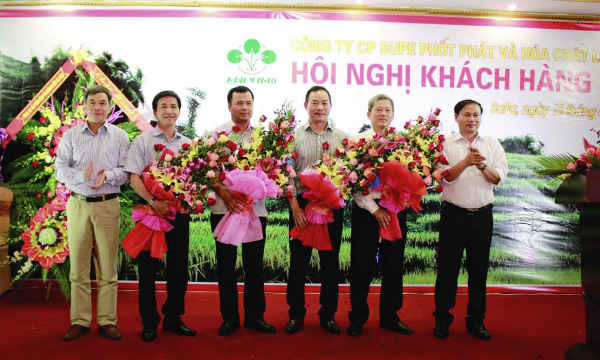 Ông Vũ Xuân Hồng và ông Nguyễn Thành Công, Phó TGĐ Công ty tặng hoa chúc mừng 4 nhà phân phối được biểu dung