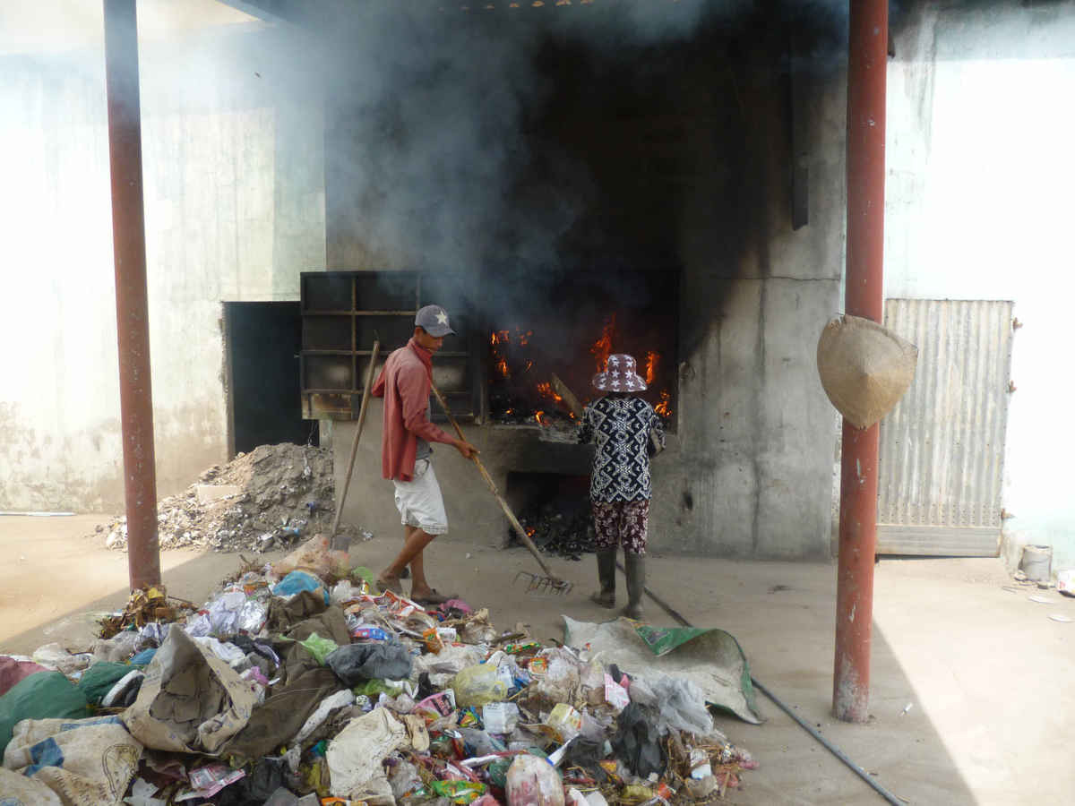 Chất thải y tế trên địa bàn tỉnh Quảng Ngãi chủ yếu được xử lý cho vào lò đốt theo phương pháp truyền thống, không hợp vệ sinh môi trường
