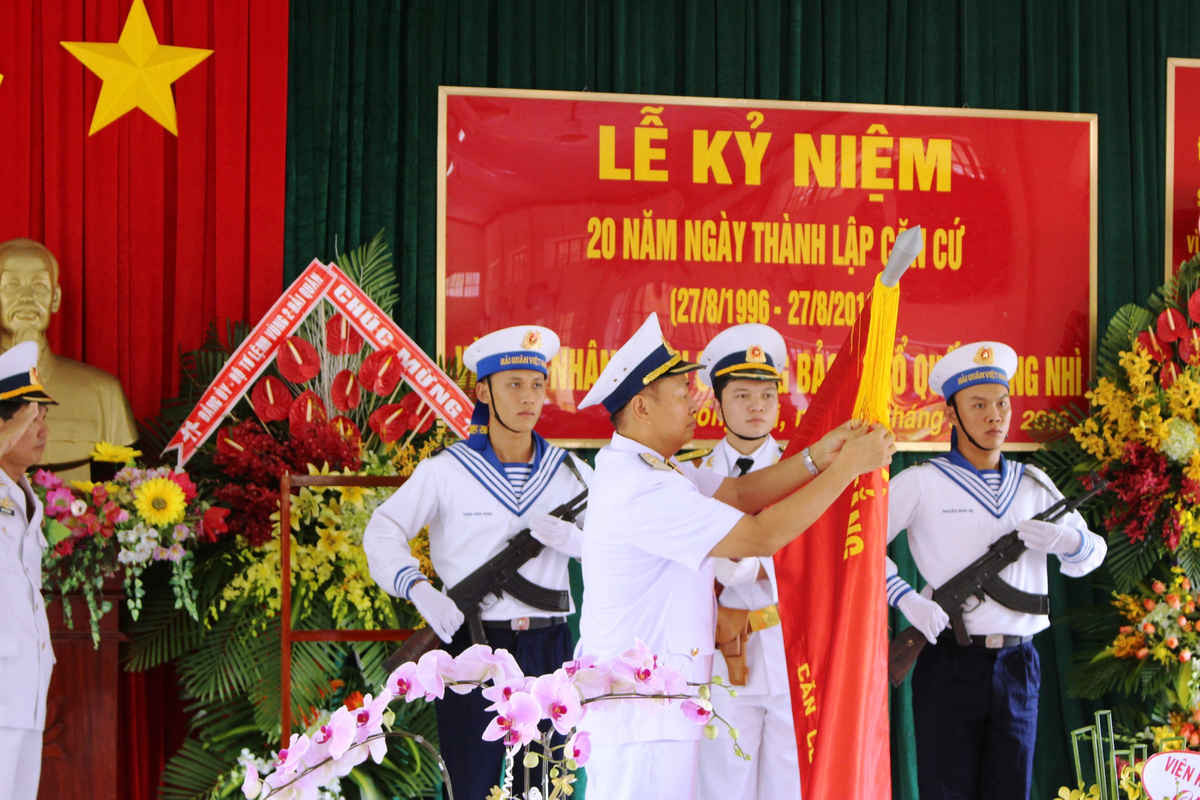 Chuẩn đô đốc Lê Minh Thành trao huân chương bảo vệ Tổ quốc hạng nhì cho căn cứ 696