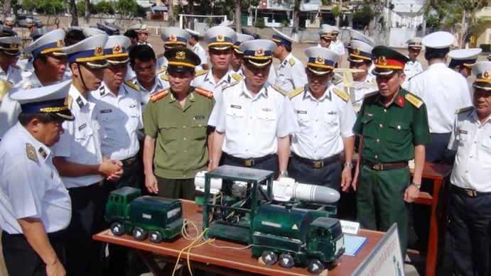 Các đại biểu tham quan mô hình bảo quản đạn dược của Căn cứ 696 trong lễ ra quân huấn luyện của Vùng 2 Hải quân
