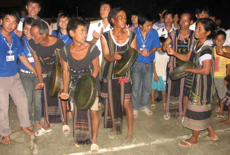 Cùng nhân dân xã Tà Lài huyện Tân Phú Đồng Nai múa hát giữa rừng sâu