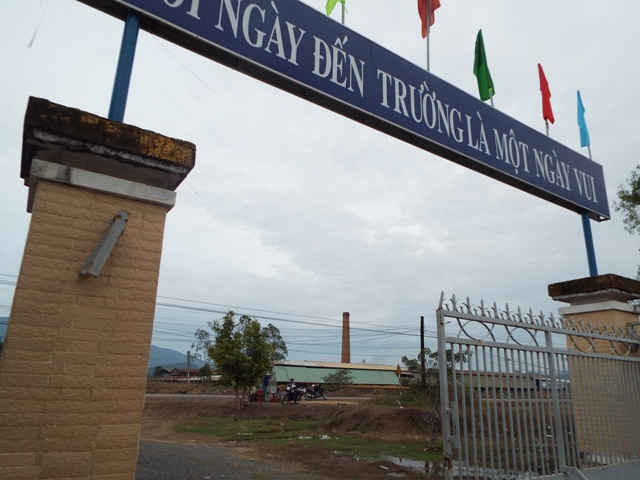 Bên kia cổng trường Tiểu học số 1 Ninh Xuân là nhà máy gạch ngói Ninh Hòa- TN 10