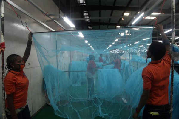 Những người lao động tìm kiếm những điểm bất thường trong màn chống muỗi tại nhà máy Dệt Mills A đến Z sản xuất lưới chống muỗi ở Arusha, Tanzania vào ngày 10/5/2016. Ảnh: REUTERS / Katy Migiro