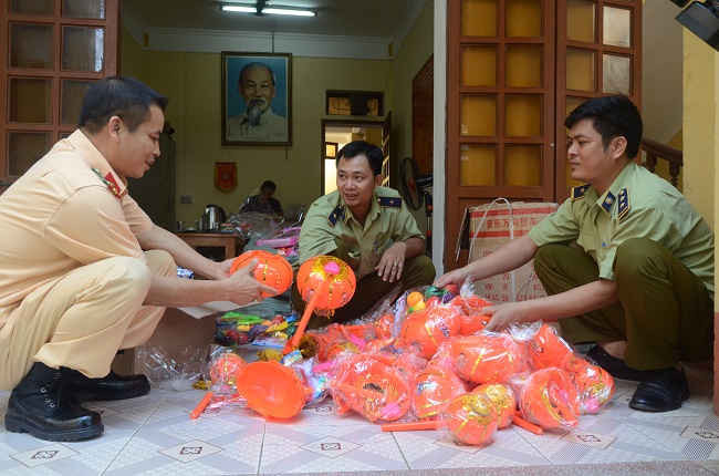 Lực lượng chức năng tỉnh Yên Bái vừa tịch thu tiêu hủy hàng trăm mặt hàng đồ chơi trẻ em không rõ nguồn gốc.