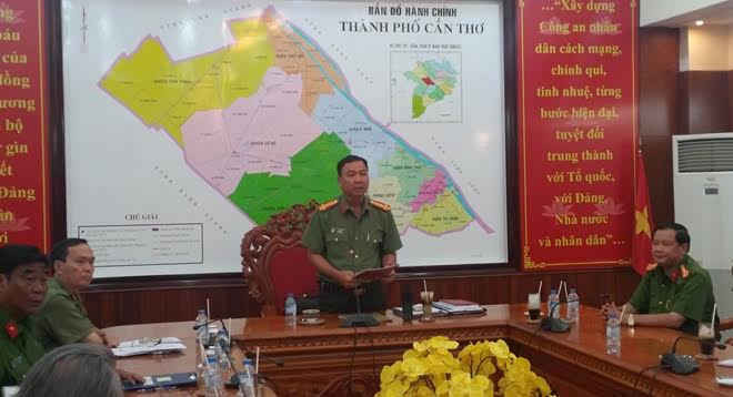 Đại tá Trần Ngọc Hạnh, Giám đốc Công an TP.Cần Thơ chủ trì họp báo
