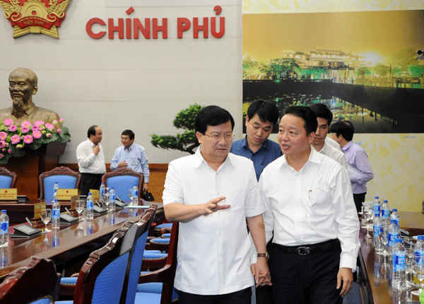 Phó Thủ tướng Chính phủ Trịnh Đình Dũng trao đổi với Bộ trưởng Bộ TN&MT Trần Hồng Hà trong giờ giải lao Hội nghị trực tuyến toàn quốc về môi trường ngày 24/8/2016