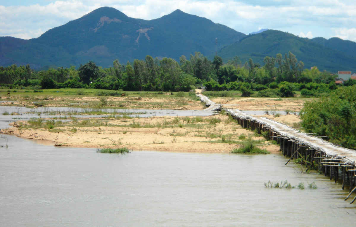  Sông Côn - đoạn giáp ranh giữa thôn An Chánh, xã Tây Bình và thôn Thủ Thiện Thượng, xã Bình Nghi (Tây Sơn) nơi mà 3 em học sinh Trường THPT Tây Sơn bị đuối nước vào chiều 5-9.