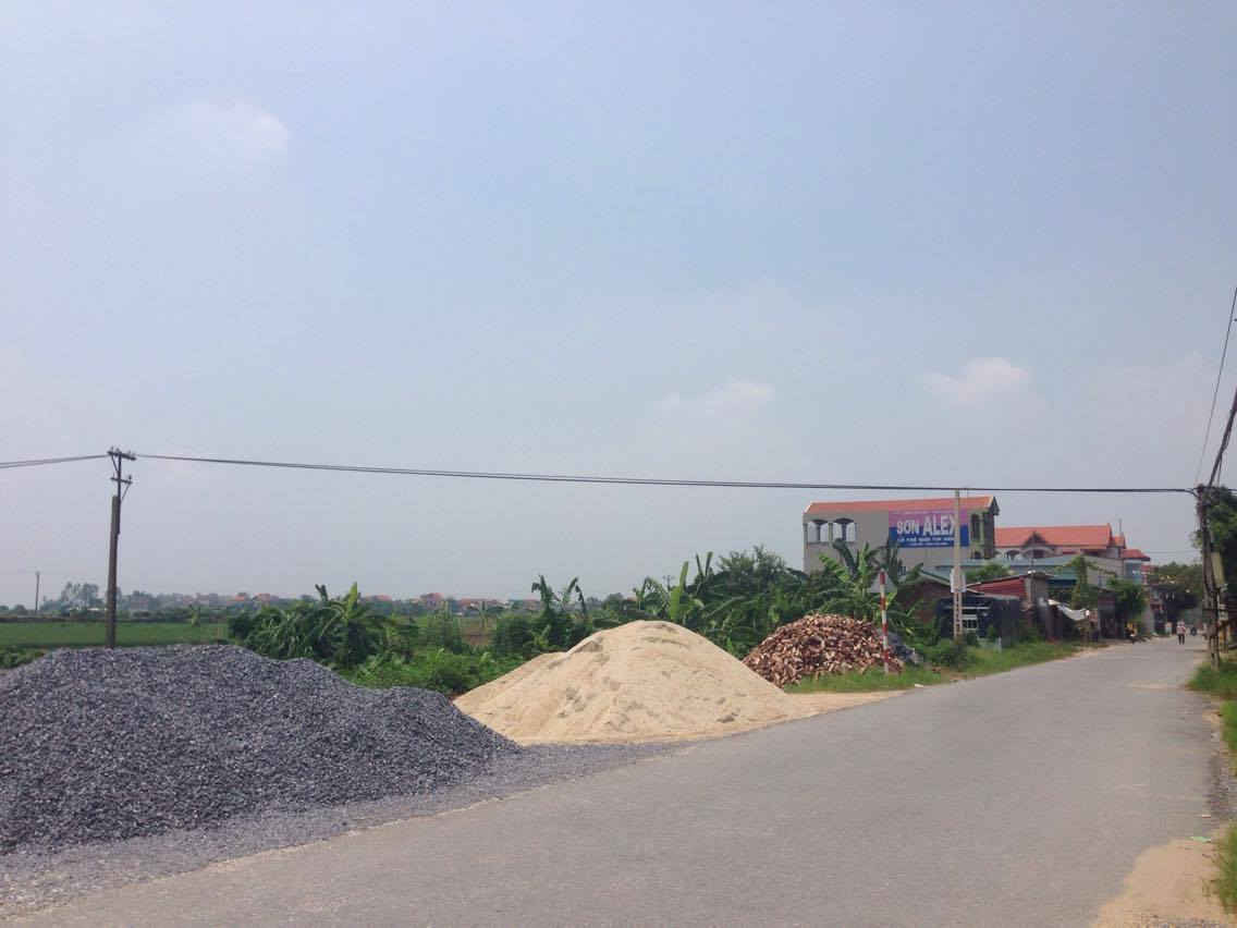 Nhiều hộ dân xóm 5, thôn Trương Xá lấn chiếm đất xây nhà trái phép, đổ đất đá trên kênh mương