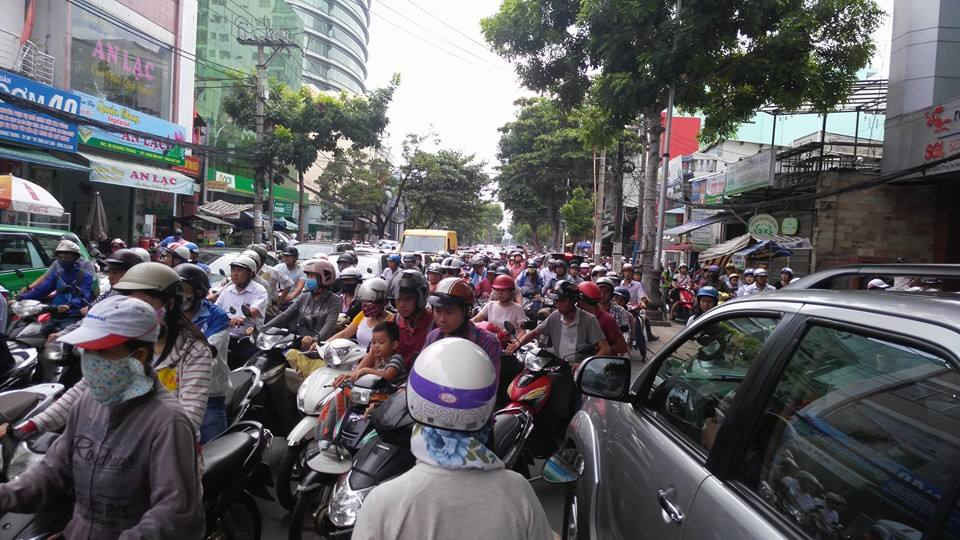 Tình trạng kẹt xe nghiêm trọng trên đường Quang Trung lúc 7h sáng ngày 7/9