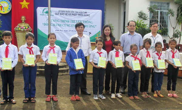 Niềm vui của các em học sinh khi được nhận vở từ Quỹ Bảo vệ và Phát triển rừng Kon Tum