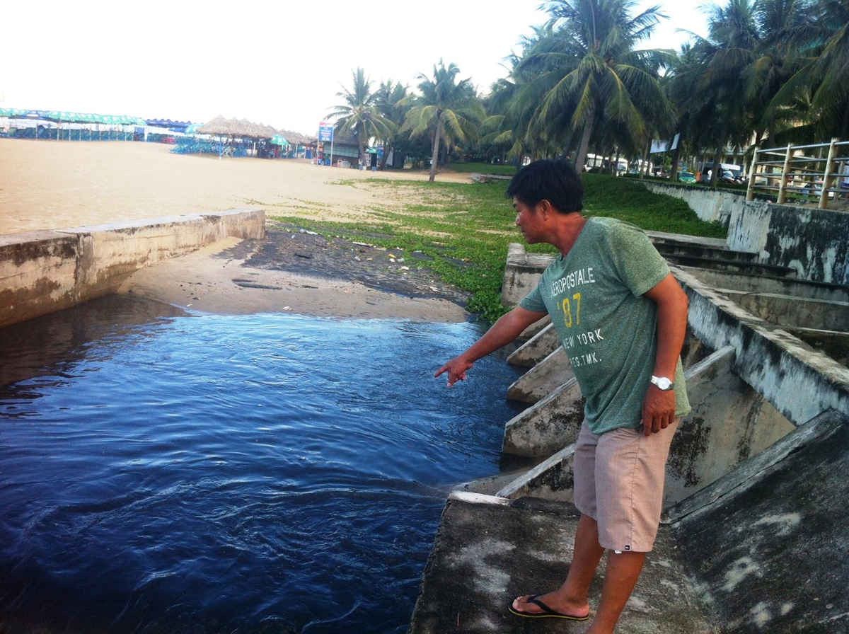 Tình trạng xả nước thải ra các bãi biển mỗi khi mưa xuống gây mùi hôi thối liên tục làm người dân và du khách đến Đà Nẵng bức xúc