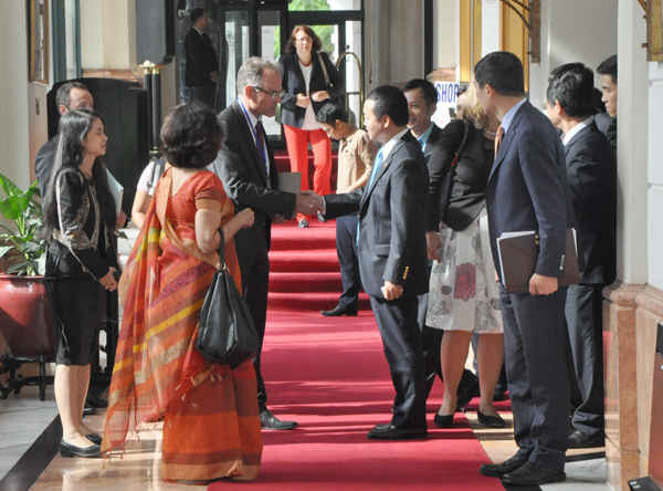 Bộ trưởng Trần Hồng Hà trao đổi với các chuyên gia bên lề một Hội thảo về việc Việt Nam thực hiện các cam kết của Thỏa thuận Paris về biến đổi khí hậu vừa diễn ra tại Hà Nội đầu tháng 9/2016. Ảnh: Việt Hùng