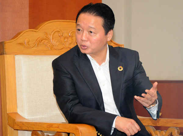 Trả lời phỏng vấn phóng viên Báo TN&MT, Bộ trưởng Trần Hồng Hà khẳng định: Bảo vệ môi trường là nhiệm vụ xuyên suốt, không chỉ là trách nhiệm của cơ quan quản lý Nhà nước mà của toàn xã hội. Ảnh: Việt Hùng