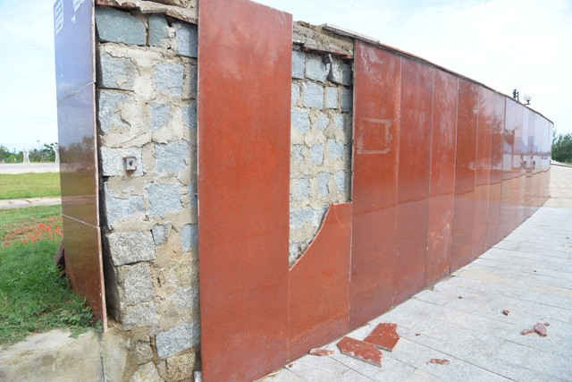 Những tấm đá ốp dài và nặng cả tạ tại bức tường khu vực sân khấu chỉ được gá vào tường bằng vài chiếc đinh vít. Do rỗng ruột, nhiều tấm đá ốp đã bị gãy