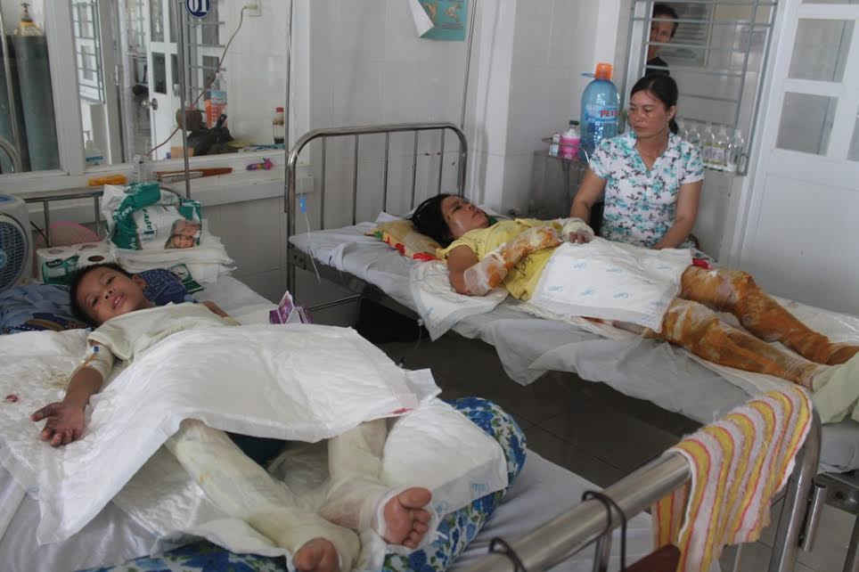 Bà Hồng, em Tiến đang điều trị tại Bệnh viện Đa khoa tỉnh Bình Định.