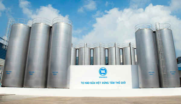 Hệ thống bồn lạnh chứa sữa tại Siêu nhà máy sữa Việt Nam (nhà máy MEGA) - 1 trong 13 nhà máy sữa của Vinamilk tại Việt Nam và cũng là 1 trong 3 siêu nhà máy sữa hiện có trên thế giới
