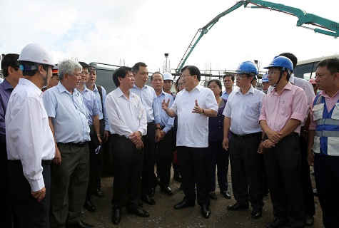Phó Thủ tướng Trịnh Đình Dũng cùng đoàn công tác kiểm tra Trung tâm Nhiệt điện Duyên Hải.