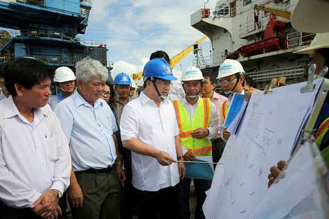 Phó Thủ tướng Trịnh Đình Dũng kiểm tra địa điểm dự kiến xây dựng cảng trung chuyển than.