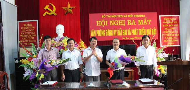 Ông Phạm Sỹ Quý, Phó Giám đốc Sở TN&MT tỉnh Yên Bái trao Quyết định điều động, bổ nhiệm các chức vụ Giám đốc và Phó giám đốc của Văn phòng.