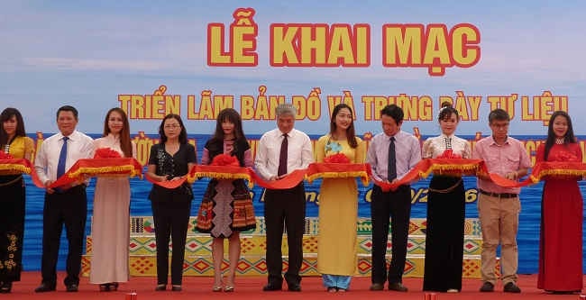 Các đại biểu cắt băng khai mạc Triển lãm bản đồ và trưng bày tư liệu Hoàng Sa, Trường Sa