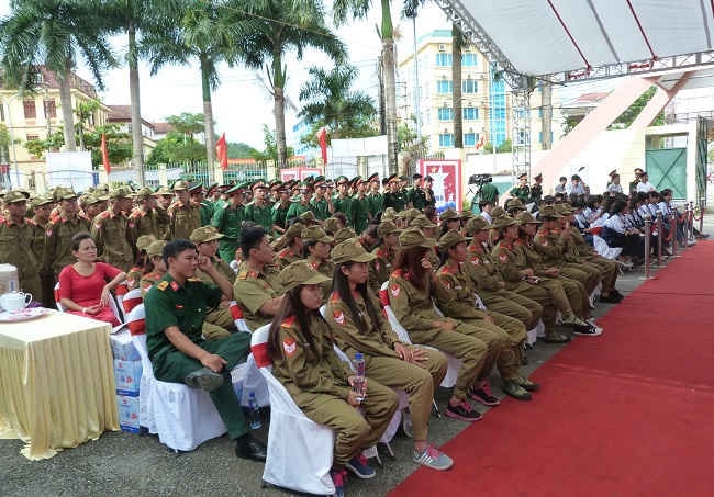 Đông đảo các tầng lớp học sinh, sinh viên, lực lượng vũ trang trên địa bàn tỉnh tham dự Lễ khai mạc