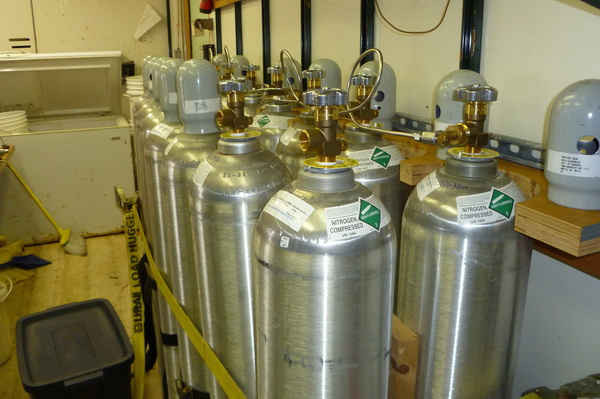 Các bình khí Nitrogen là chất làm lạnh đang được các DN chế biến thuỷ sản sử dụng phổ biến hiện nay.