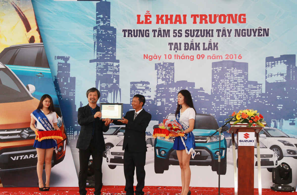 Tập đoàn ô tô SUZUKI Việt Nam (VISUCO) trao Chứng nhận đại lý 5S  SUZUKI Tây Nguyên cho Tổng giám đốc Công ty TNHH ô tô Thái Hoà