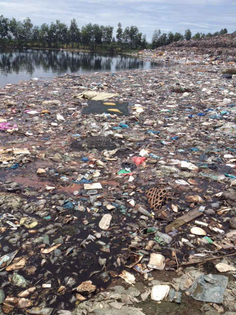 Phần đất dự trữ tại bãi rác Đông Thắng dự kiến xây thêm 1 hố chôn lấp rác hiện nay đang chứa toàn là nước rỉ rác. 