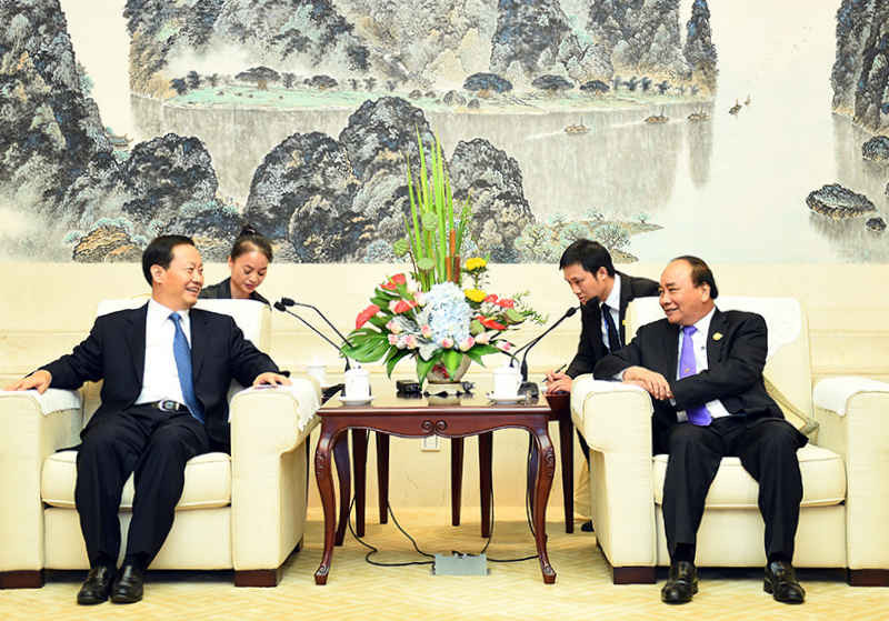 Thủ tướng Chính phủ Nguyễn Xuân Phúc tiếp thân mật Bí thư Đảng ủy Khu tự trị dân tộc Choang Quảng Tây Bành Thanh Hoa. 